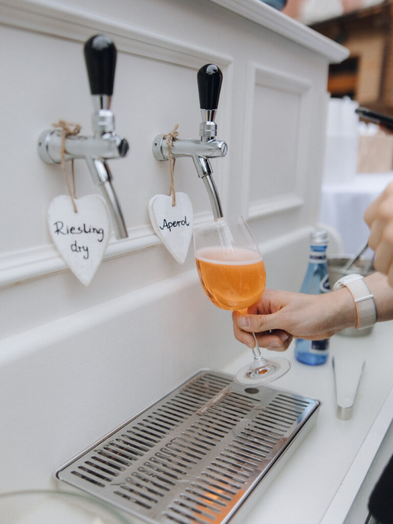 Mobilny prosecco bar w pianinie – nalewanie wina z kranu, usługi barowe na wesele Wrocław