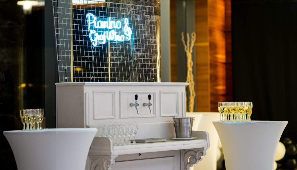 Mobilny piano bar z winem i prosecco podczas eleganckiego eventu