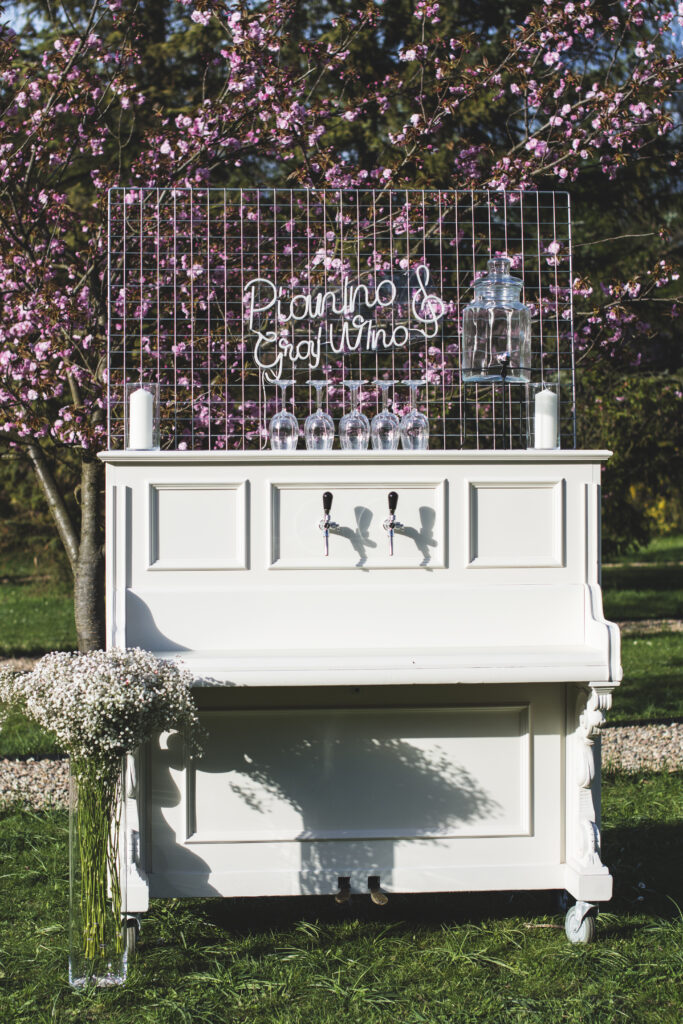 Prosecco bar w pianinie w plenerze – mobilny bar weselny Wrocław Dolny Śląsk